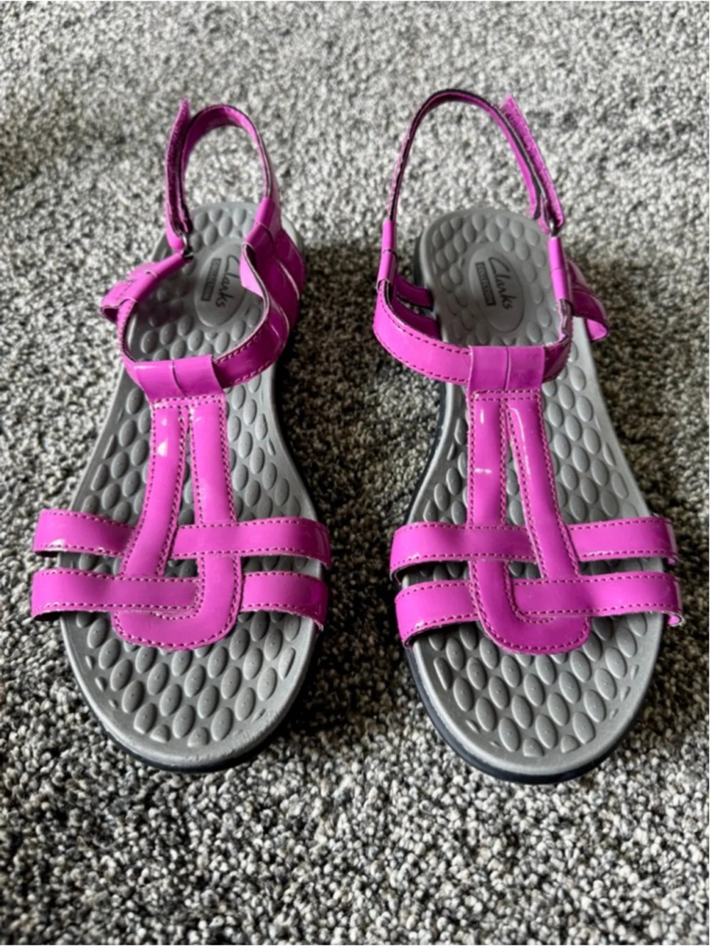 Women's Clarks Sonar Aster Patent T-Strap Sandals in Fuchsia Size 9
